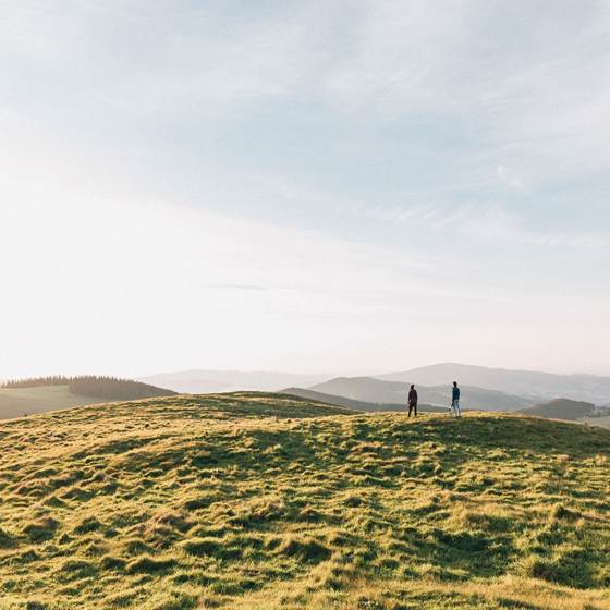 Schmusen & genießen. Im Frühlingsurlaub in der Steiermark. Auf der Alm beim Bauernhofer natürlich.